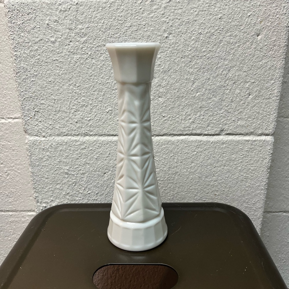 Elegant White Ceramic Vase - Picture 1 of 4